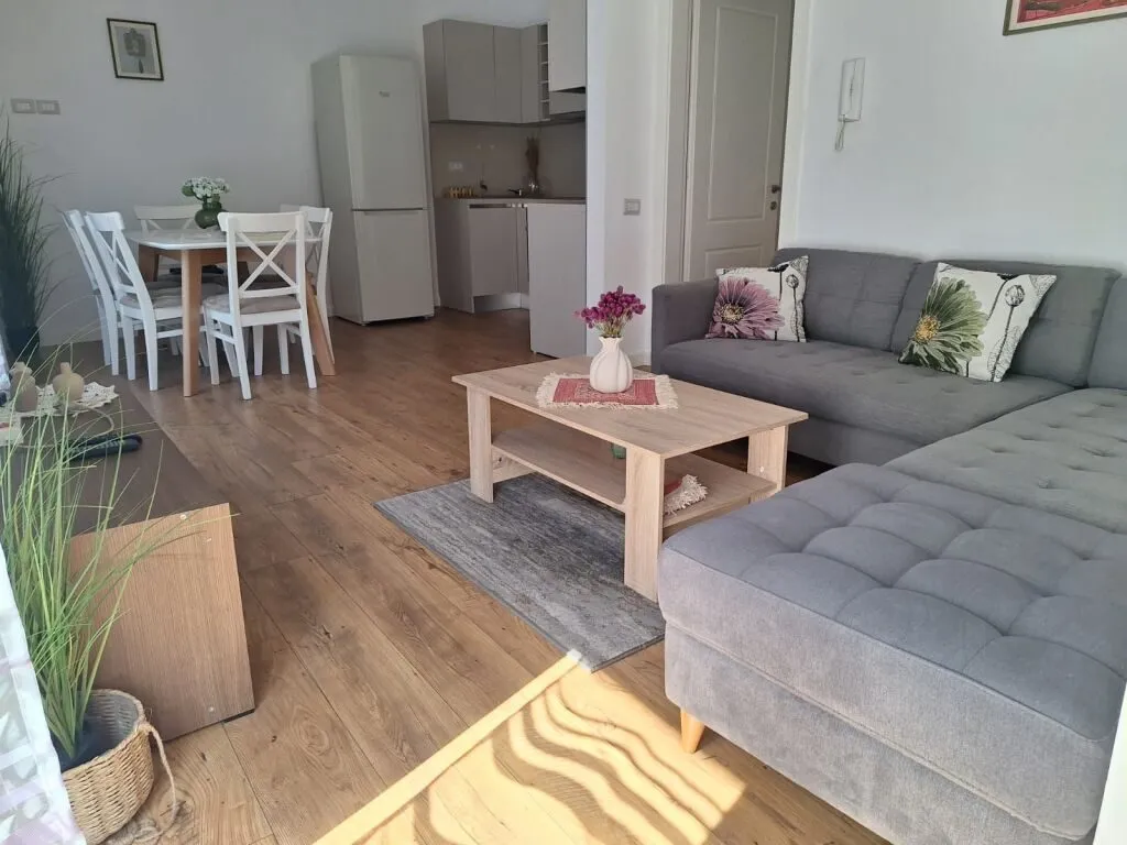 Apartament 2+1 me qera në Pireu Fish Restaurant, Tiranë, 80 m². Foto 1 nga 8