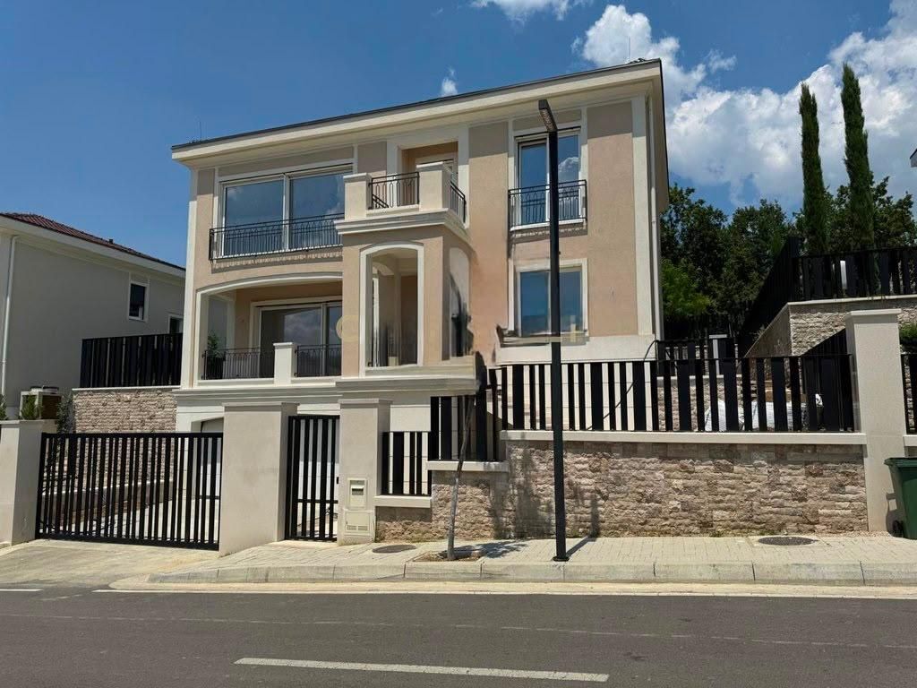 Vilë me qera në TEG, Tiranë, 420 m²