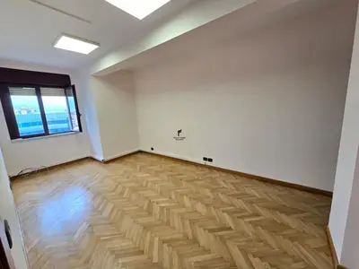 Zyrë me qera në Sheshi Skënderbej, Tiranë, 96 m². Foto 2 nga 7