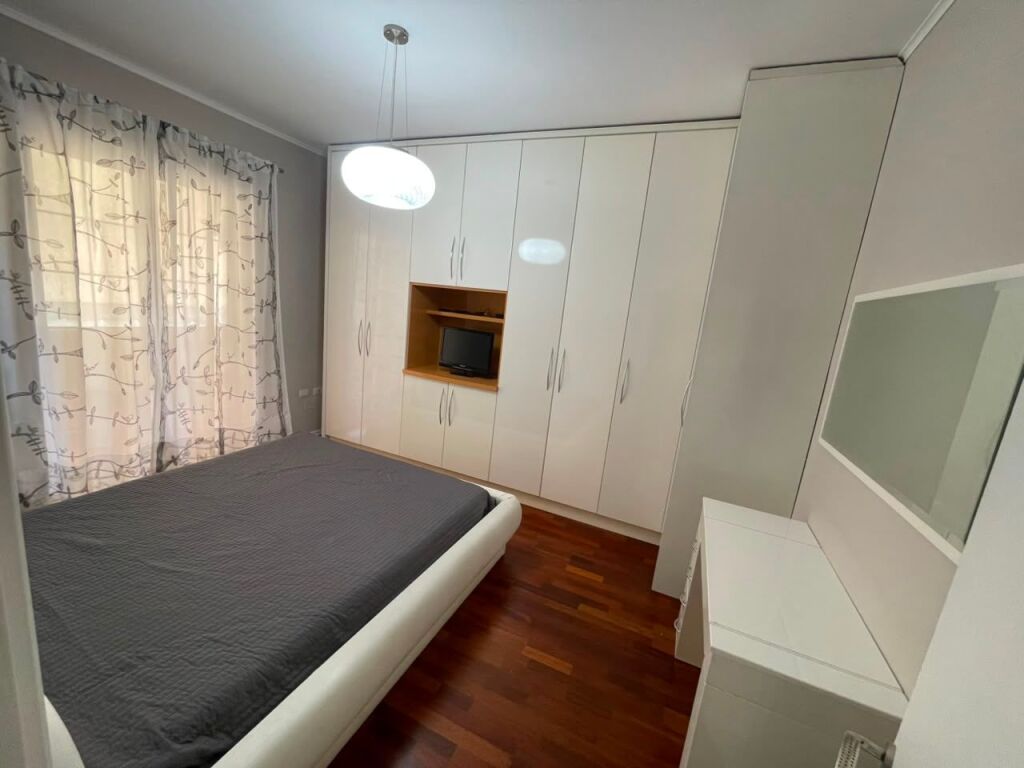 Apartament 1+1 me qera në Pazari i Ri, Tiranë, 70 m². Foto 2 nga 3