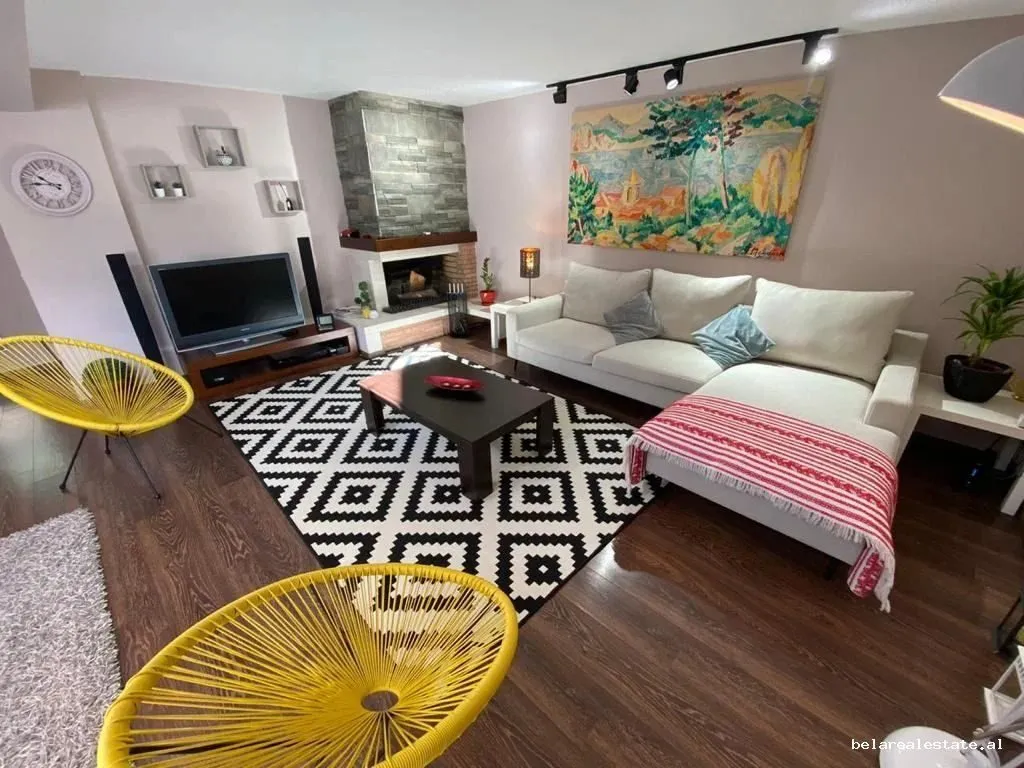 Apartament 3+1 me qera në Blloku, Tiranë, 250 m². Foto 1 nga 12