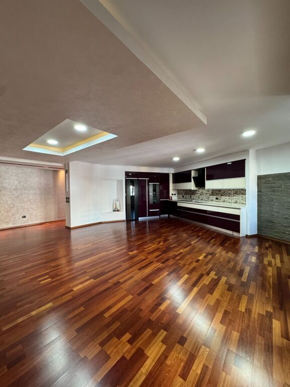 Apartament 3+1 me qera në Komuna e Parisit, Tiranë, 170 m². Foto 1 nga 3