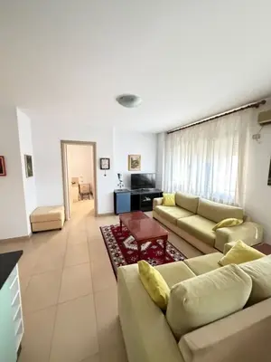 Appartamento 2+1 in affitto a Rruga e Bogdanëve, Tirana, 98 m². Foto 1 di 6