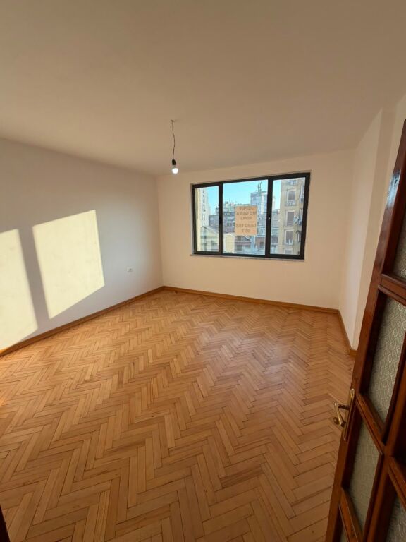 Apartament 2+1 me qera në Rruga e Barrikadave, Tiranë, 90 m²
