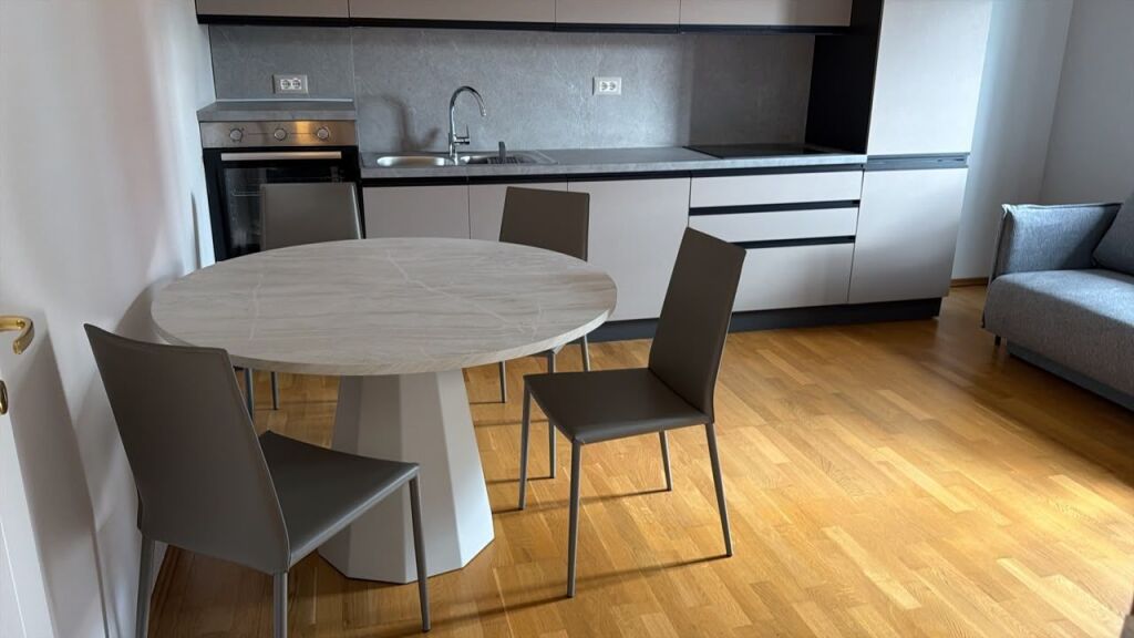 Apartament 2+1 me qera në Komuna e Parisit, Tiranë, 80 m². Foto 1 nga 3
