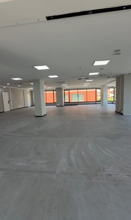 Locale commerciale in affitto a Kompleksi Delijorgji, Tirana, 330 m². Foto 2 di 3