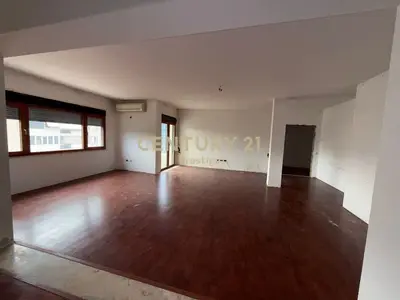 Ufficio in affitto a Rruga Faik Konica, Tirana, 450 m². Foto 2 di 8