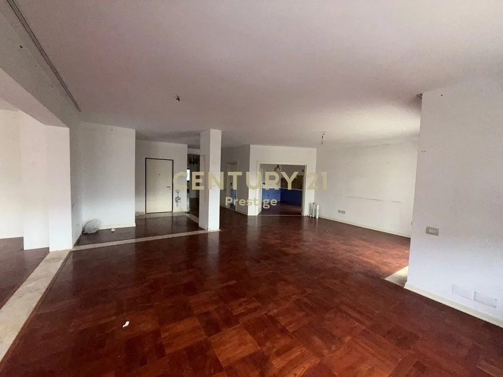 Office for rent in Rruga Faik Konica, Tirana, 450 m². Photo 1 of 11