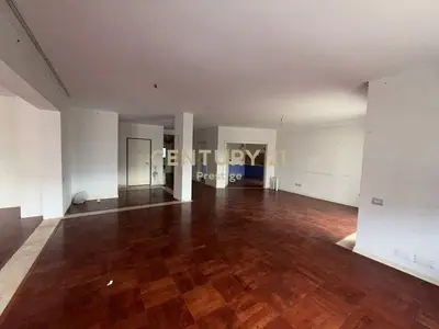 Office for rent in Rruga Faik Konica, Tirana, 450 m². Photo 1 of 11