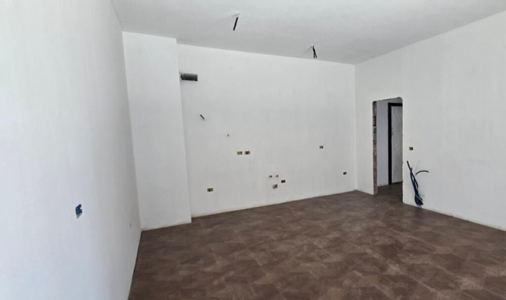 Ambient biznesi me qera në Square 21, Tiranë, 104 m². Foto 1 nga 3