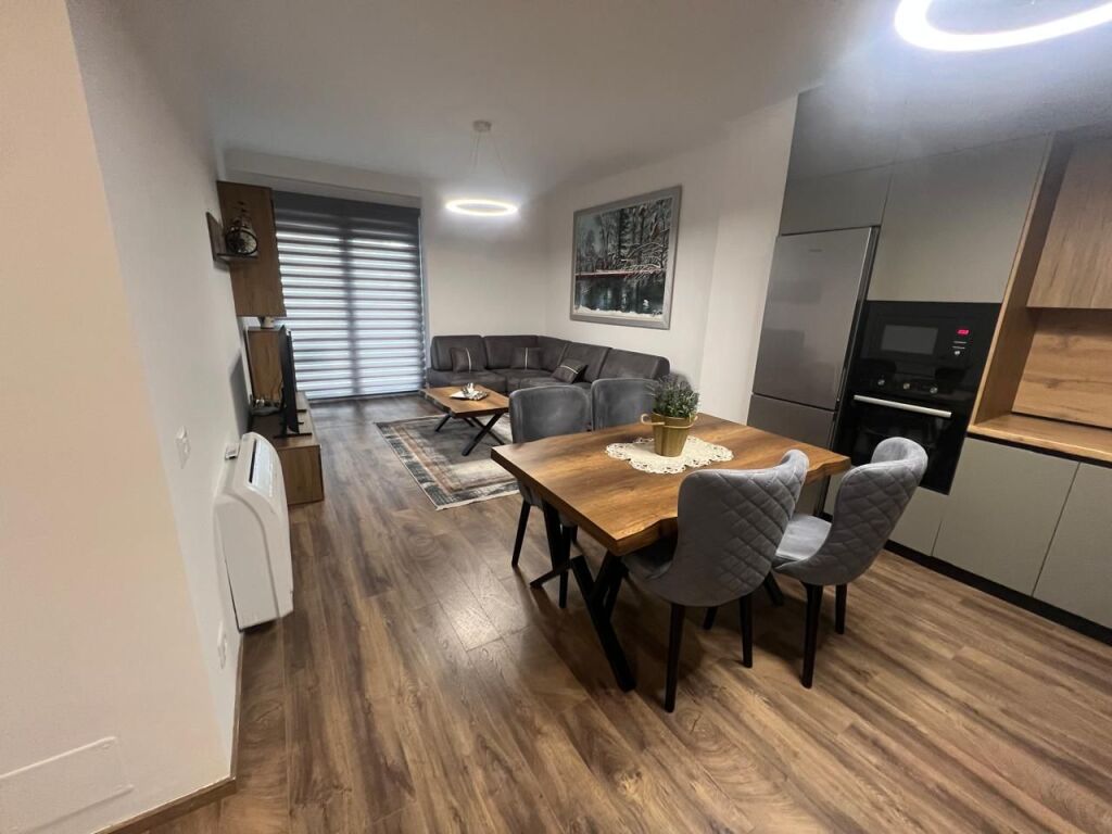Apartament 2+1 me qera në Pazari i Ri, Tiranë, 105 m². Foto 1 nga 3
