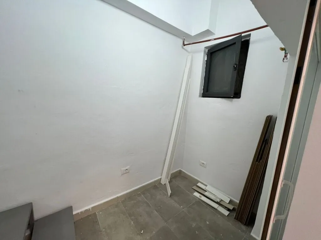Locale commerciale in affitto a Stacioni i Zjarrfikësve, Durazzo, 20 m². Foto 1 di 4