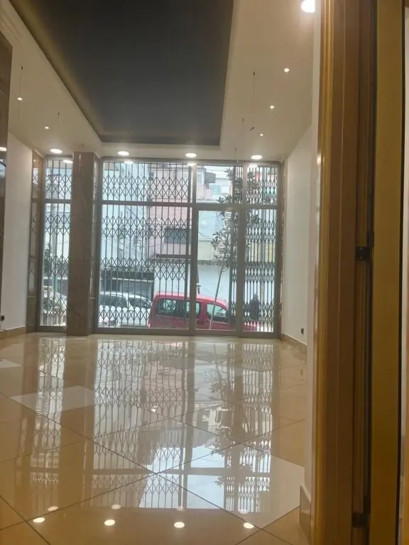 Negozio in affitto a Sheshi Willson, Tirana, 100 m²