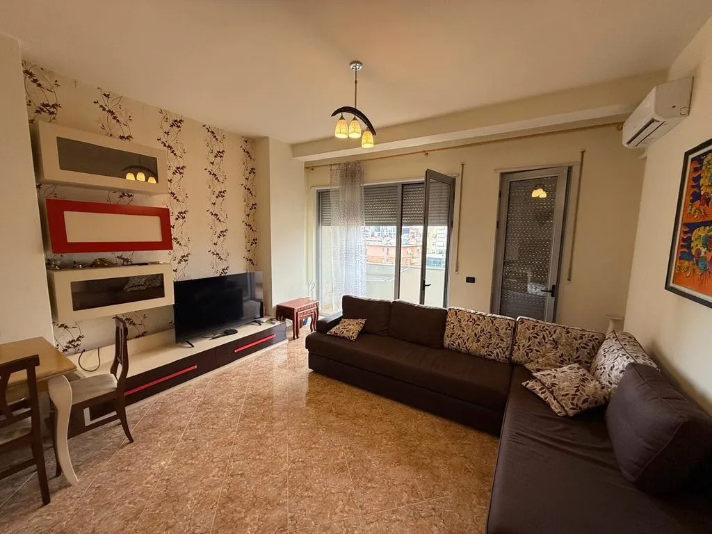 Appartamento 1+1 in affitto a Sheshi Avni Rustemi, Tirana, 70 m². Foto 1 di 4