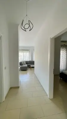 Apartament 1+1 me qera në Rruga Him Kolli, Tiranë, 75 m². Foto 2 nga 8
