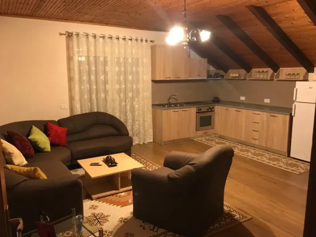 Apartament 3+1 me qera në Xhamlliku, Tiranë, 120 m². Foto 2 nga 3