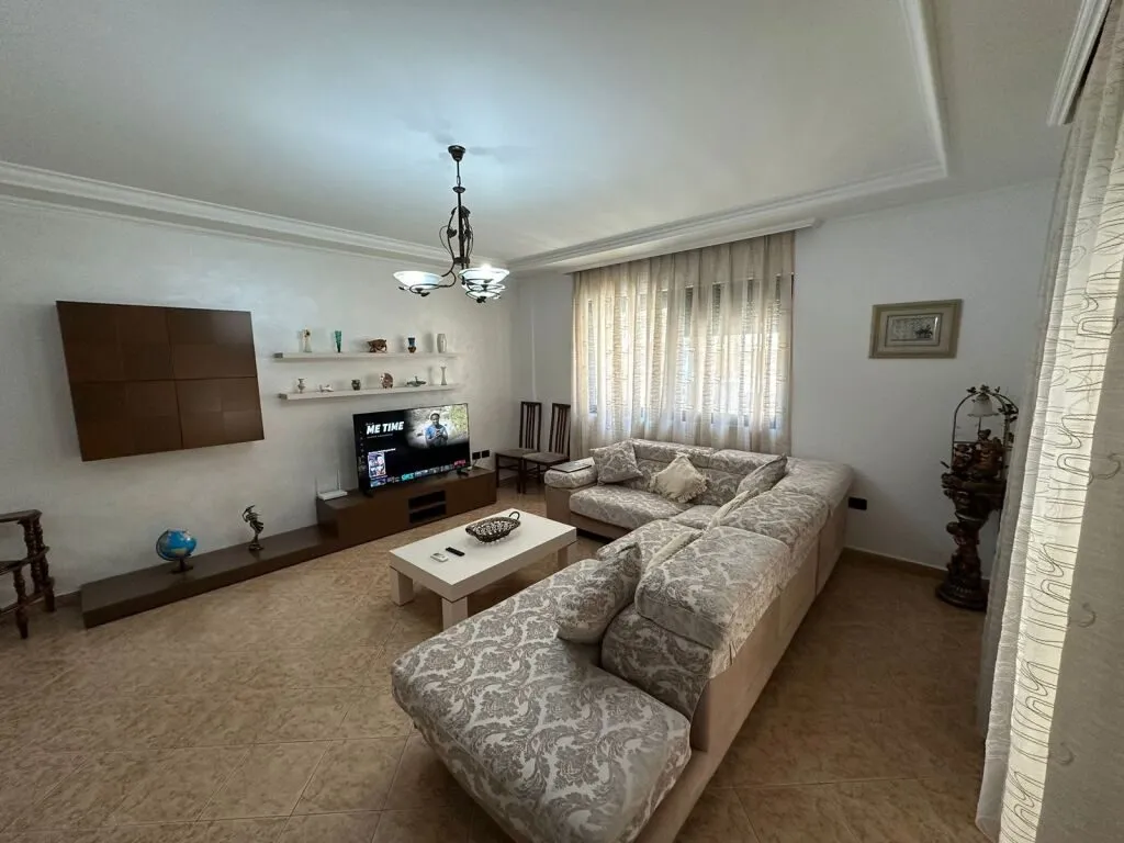 Apartament 2+1 me qera në Myslym Shyri, Tiranë, 100 m². Foto 1 nga 8