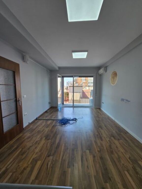 Zyrë me qera në 21 Dhjetori, Tiranë, 145 m²