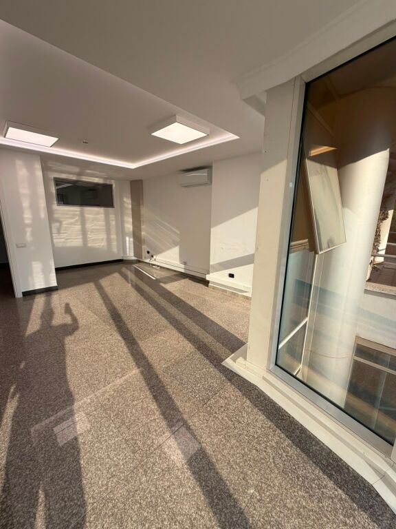Zyrë me qera në Blloku, Tiranë, 102 m². Foto 1 nga 3