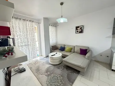 Apartament 2+1 me qera në Yzberisht, Tiranë, 90 m². Foto 1 nga 6