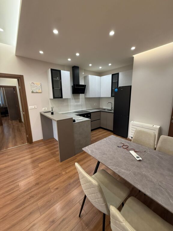 Apartament 2+1 me qera në Kompleksi Arlis Farmacia 10, Tiranë, 120 m². Foto 3 nga 3