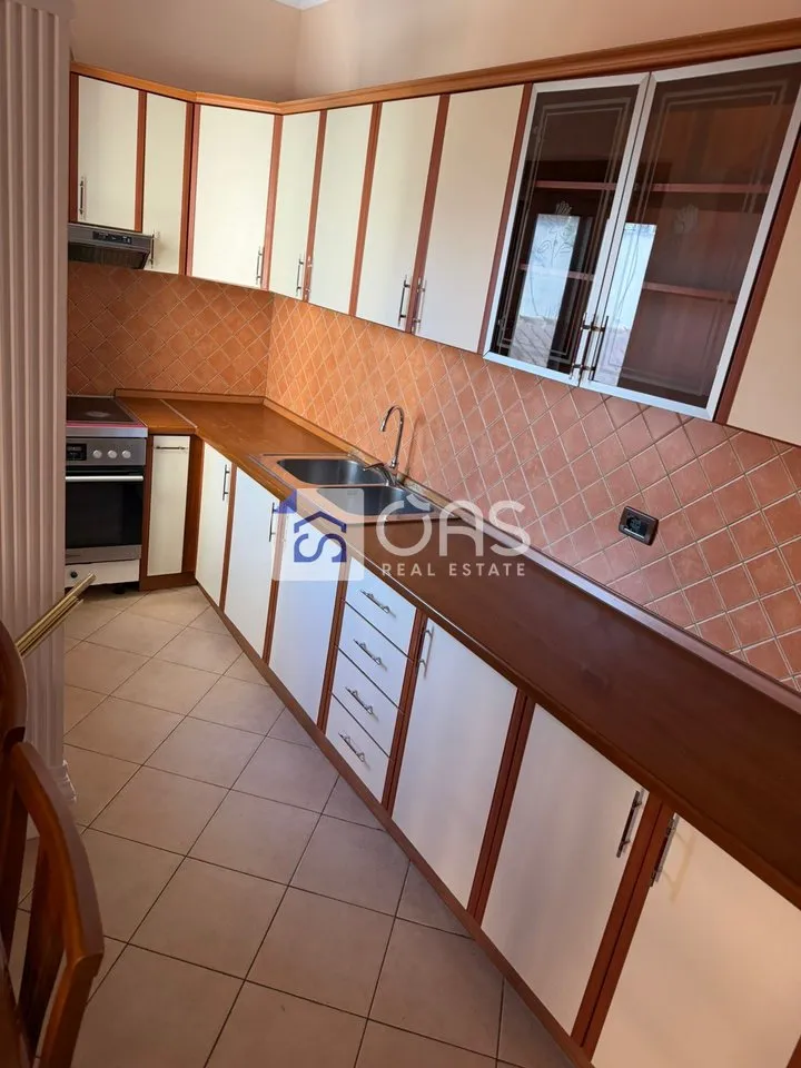 Apartament 2+1 me qera në Rruga 5 Maji, Tiranë, 126 m². Foto 1 nga 8