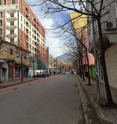 Dyqan me qera në Rruga Hoxha Tahsim, Tiranë, 77 m². Foto 1 nga 2