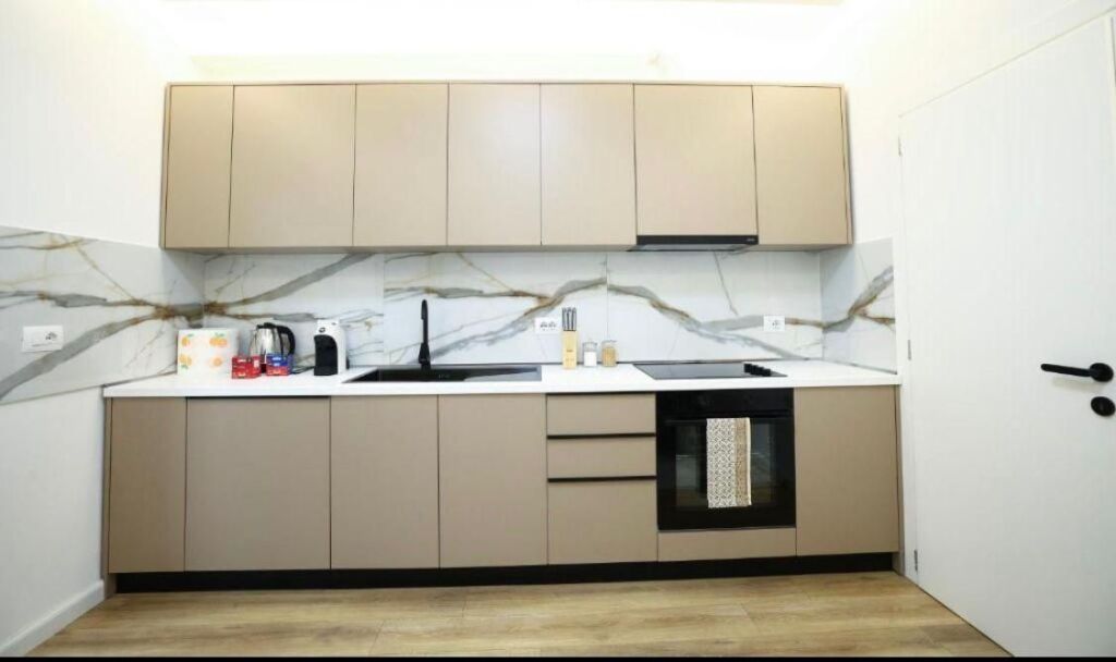 Apartament 2+1 me qera në Sheshi Skënderbej, Tiranë, 85 m². Foto 2 nga 3