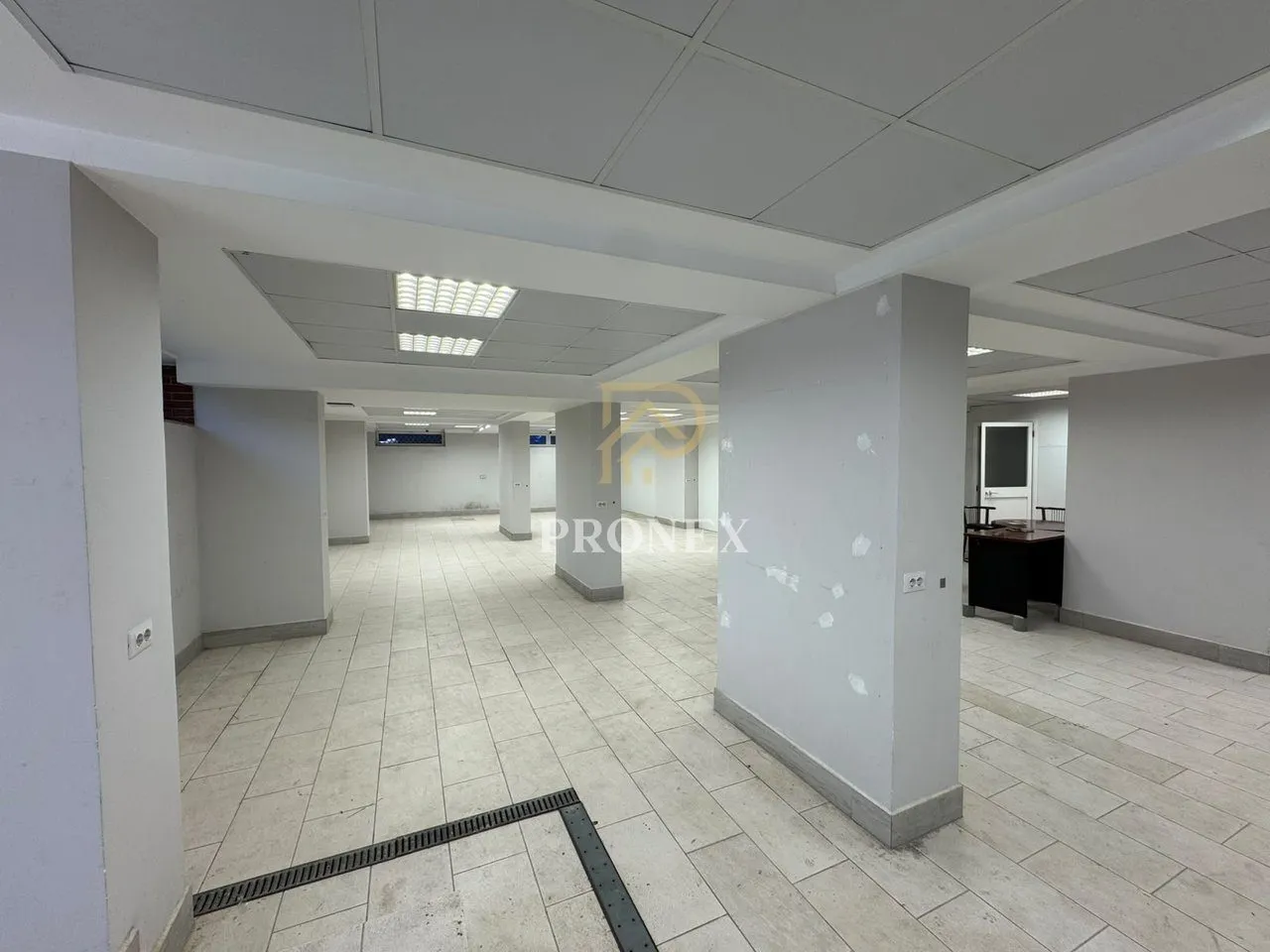 Locale commerciale in affitto a Rruga Hysen Kertusha, Durazzo, 196 m². Foto 1 di 10
