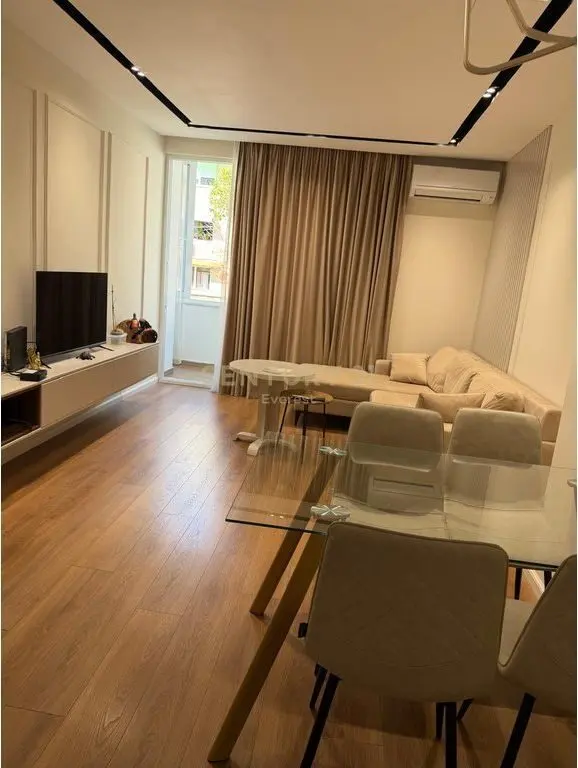 Apartament 2+1 me qera në Blloku, Tiranë, 90 m²