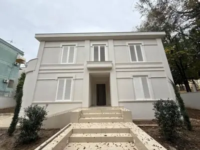 Vilë me qera në Rruga e Elbasanit, Tiranë, 400 m². Foto 1 nga 4