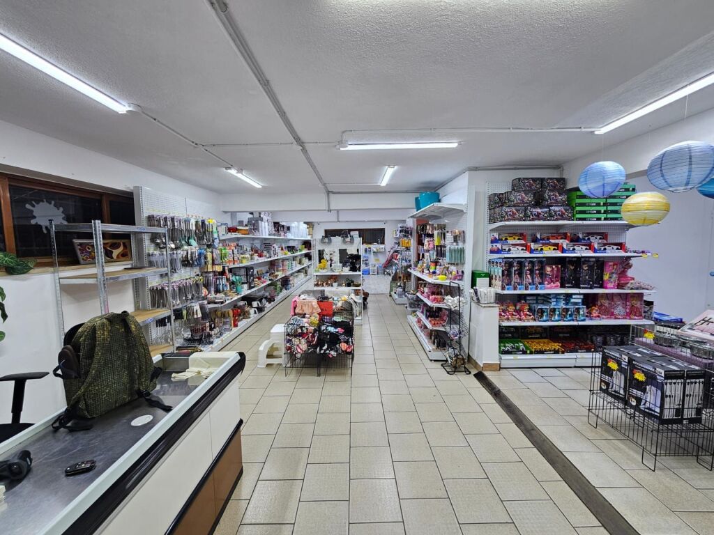Locale commerciale in affitto ad Ali Demi, Tirana, 115 m². Foto 1 di 3