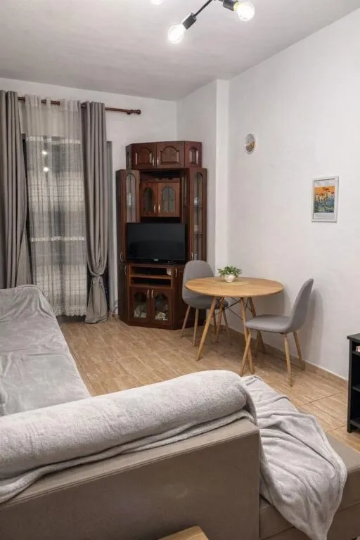 Appartamento 1+1 in affitto ad Astir, Tirana, 65 m². Foto 1 di 4