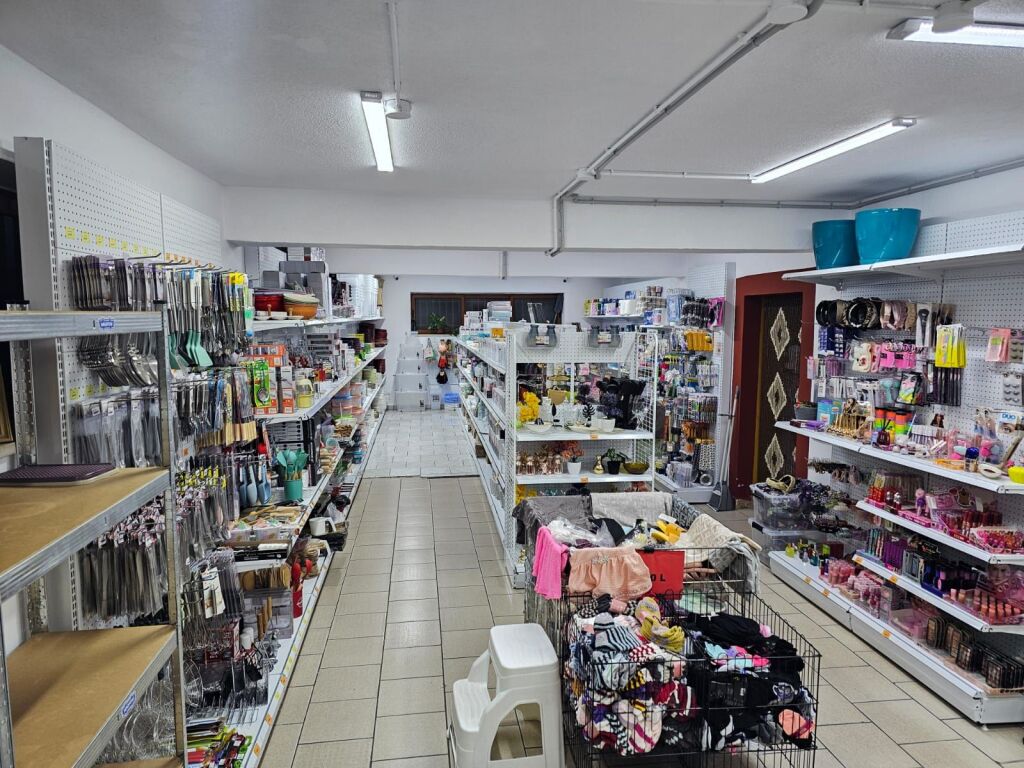 Locale commerciale in affitto ad Ali Demi, Tirana, 115 m². Foto 2 di 3