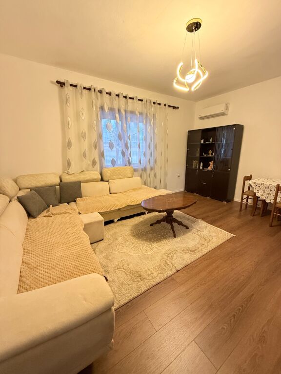 Apartament 2+1 me qera në Komuna e Parisit, Tiranë, 120 m². Foto 2 nga 3