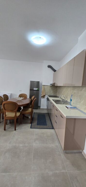 Apartament 2+1 me qera në Rruga 5 Maji, Tiranë, 103 m². Foto 2 nga 3