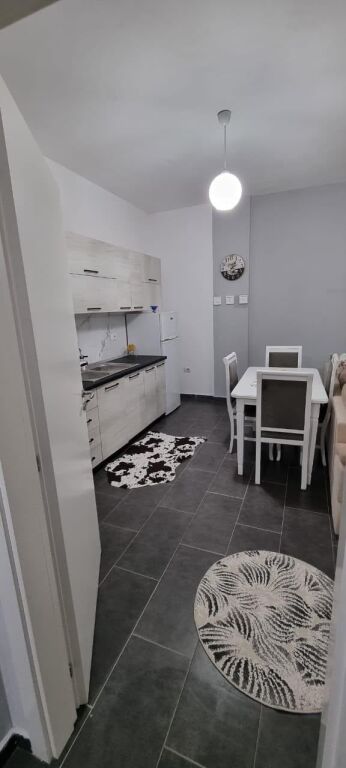 Apartament 1+1 me qera në Fresku, Tiranë, 80 m². Foto 2 nga 3