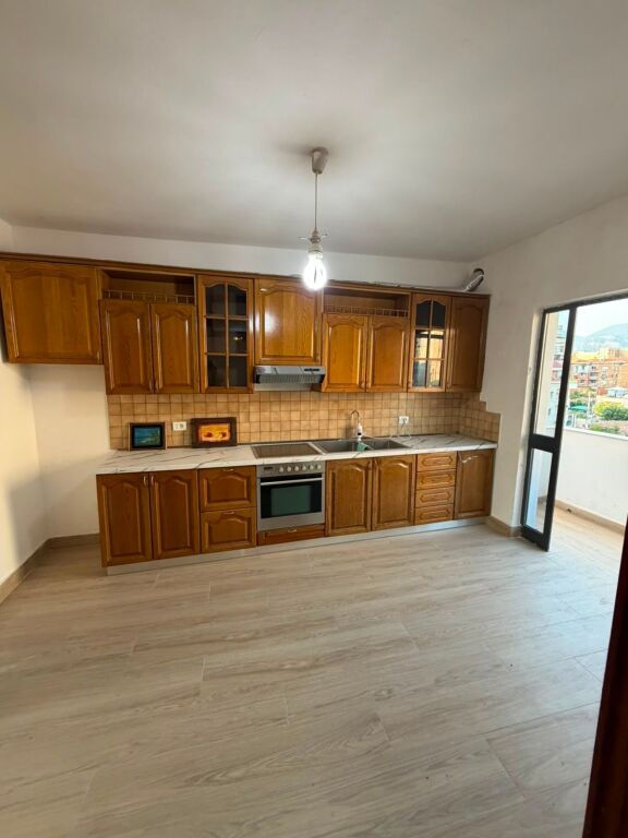 Apartament 2+1 me qera në Rruga e Barrikadave, Tiranë, 90 m². Foto 2 nga 3