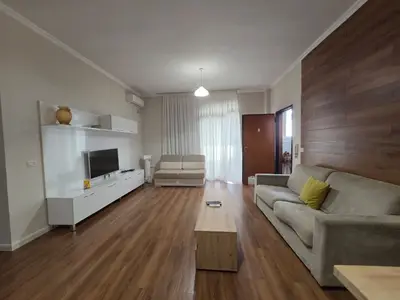 Apartament 1+1 me qera në Bulevardi Zogu I, Tiranë, 75 m². Foto 3 nga 6