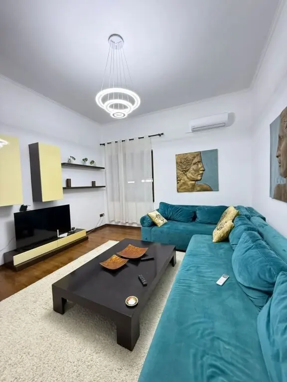 Apartament 2+1 me qera në Rruga e Barrikadave, Tiranë, 120 m²