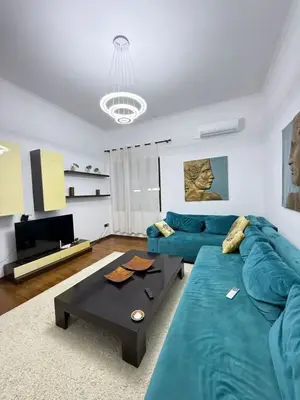 Apartament 2+1 me qera në Rruga e Barrikadave, Tiranë, 120 m². Foto 1 nga 10