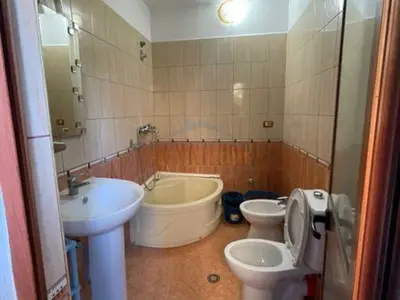 Apartment 1+1 for rent in Bulevardi Bajram Curri, Tirana, 60 m². Photo 7 of 8