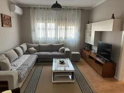 Apartament 2+1 me qera në Rruga 5 Maji, Tiranë, 100 m². Foto 1 nga 4