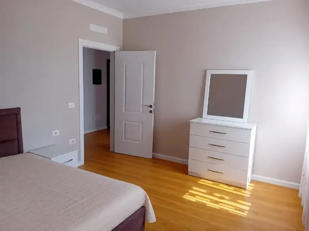 Appartamento 2+1 in affitto a Bathore, Kamza, 100 m². Foto 2 di 3
