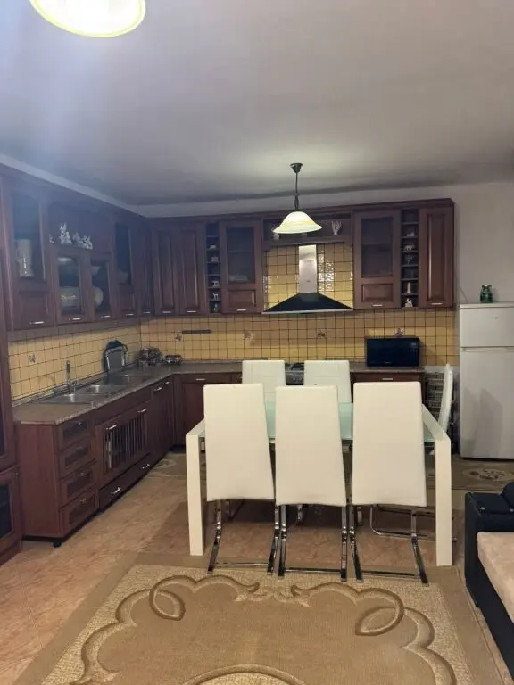 Casa indipendente 2+1 in affitto a Rruga 5 Maji, Tirana, 100 m²
