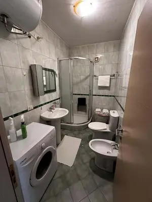 Apartment 1+1 for rent in Rruga e Bogdanëve, Tirana, 60 m². Photo 3 of 3