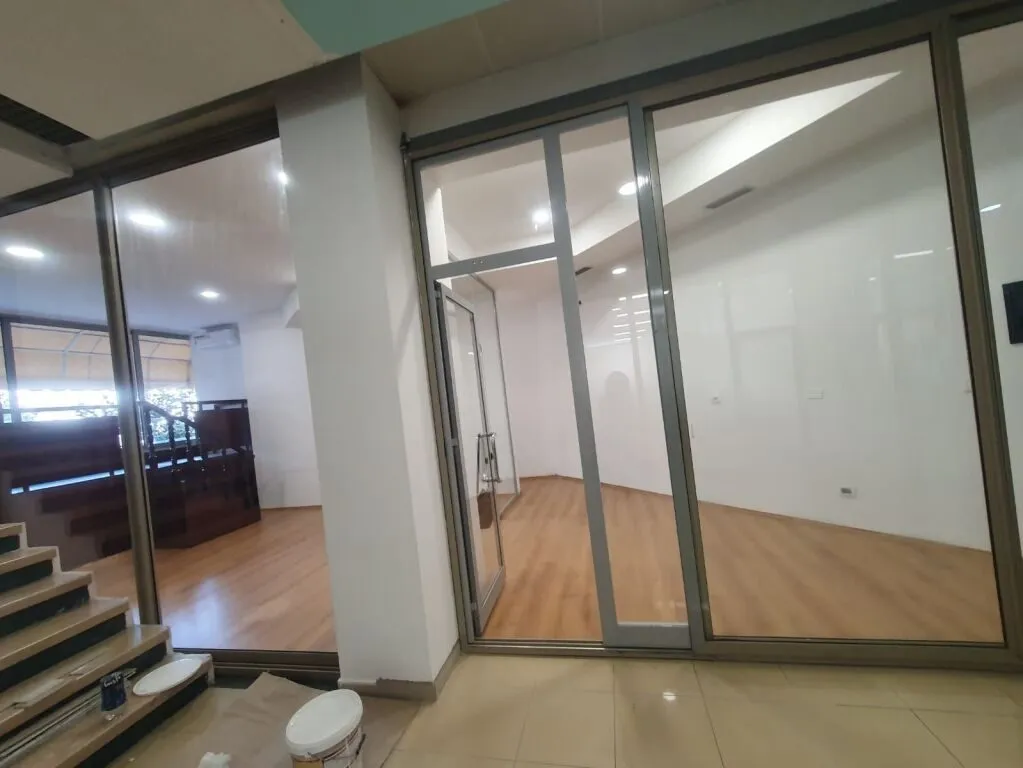 Zyrë me qera në Rruga Bardhok Biba, Tiranë, 65 m². Foto 1 nga 4