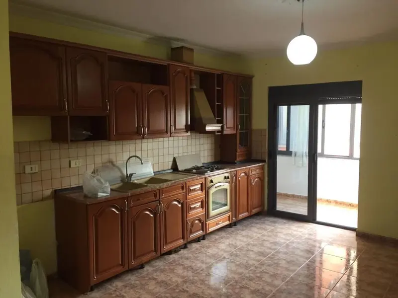 Apartament 3+1 me qera në Medreseja, Tiranë, 130 m²
