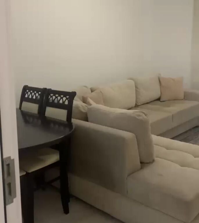 Apartament 2+1 me qera në Farmaci Ditë e Natë Nr. 071 -Ish-Parku i Autobusave, Tiranë, 90 m². Foto 2 nga 3