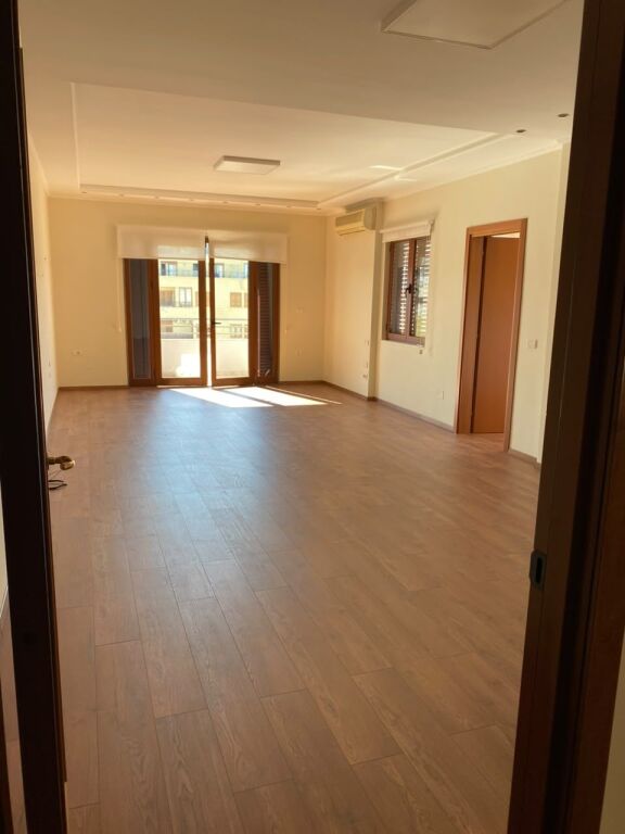 Zyrë me qera në Blloku, Tiranë, 140 m². Foto 3 nga 3